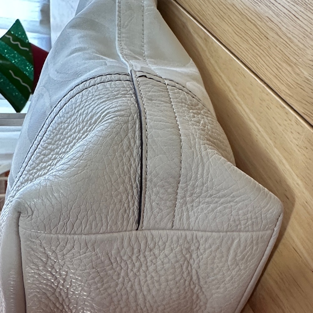 Coach 2006 Cream Designer Hobo Bag Like New - Picture 9 of 14